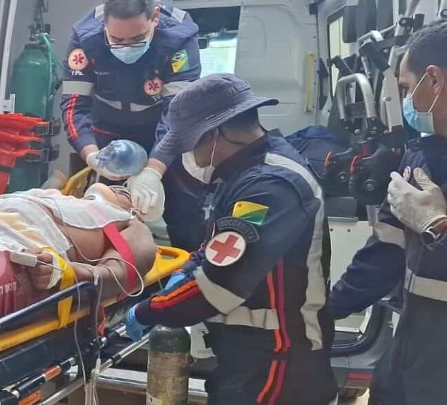 Homem fica em estado gravíssimo após ser atingido com enxada durante briga no interior do Acre