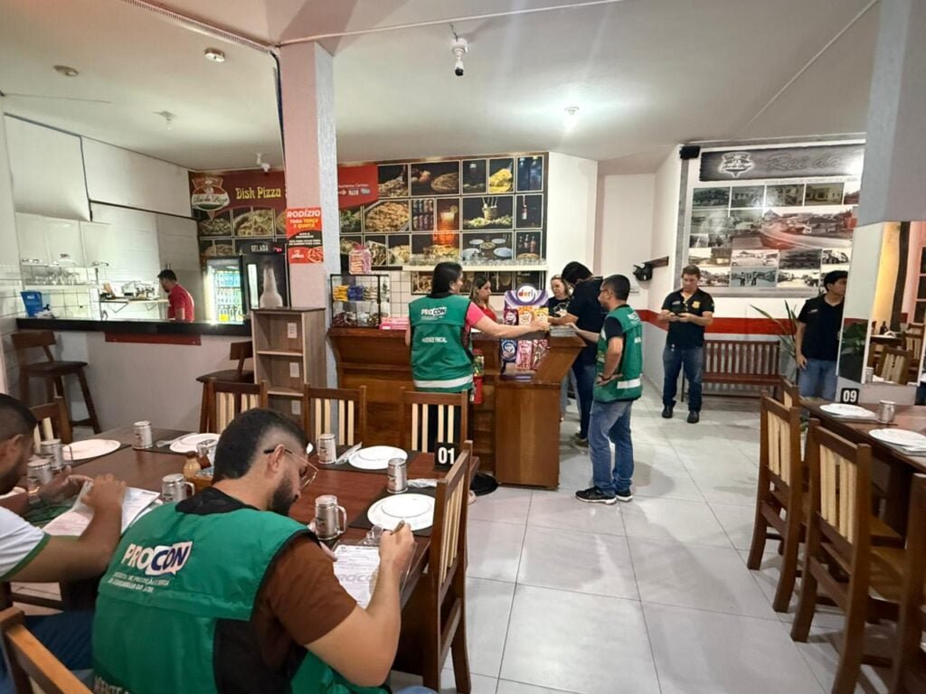 Procon fiscaliza restaurantes e lanchonetes em operação em Cruzeiro do Sul