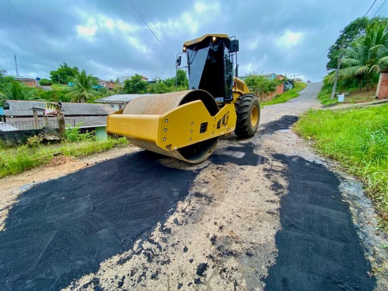 Equipes da Secretaria Municipal de Obras realizam a Operação Tapa-Buraco na Rua Pernambuco, no bairro Colégio, melhorando a trafegabilidade e a segurança de motoristas e pedestres.