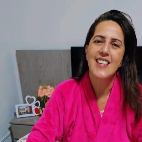 Bocalom leva café na cama para esposa