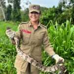VEJABombeiros capturam jiboia de quase dois metros em quintal de residência no interior do Acre