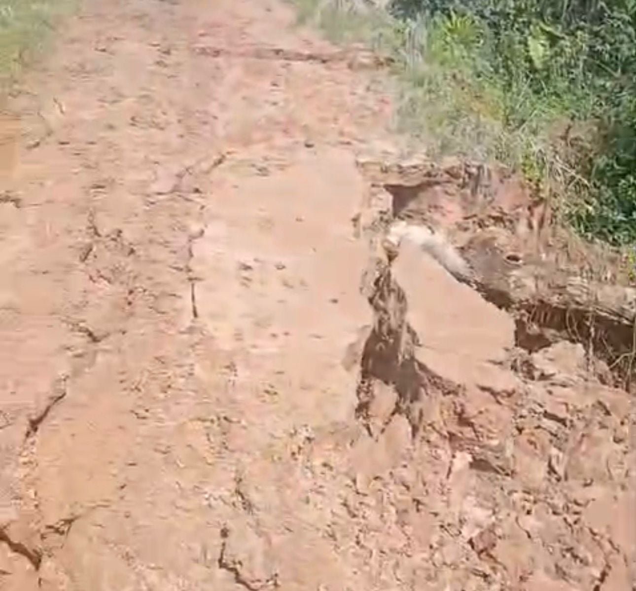 Erosão em ramal deixa moradores isolados