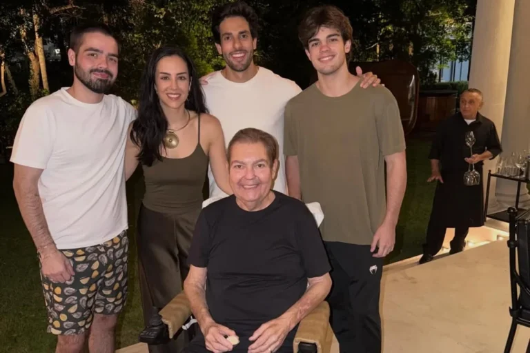 Em clique de família, Faustão surge sorridente e recebe carinho da web