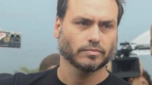 Carlos Bolsonaro atualiza saúde de Jair Bolsonaro e defesa solicita prisão domicilia