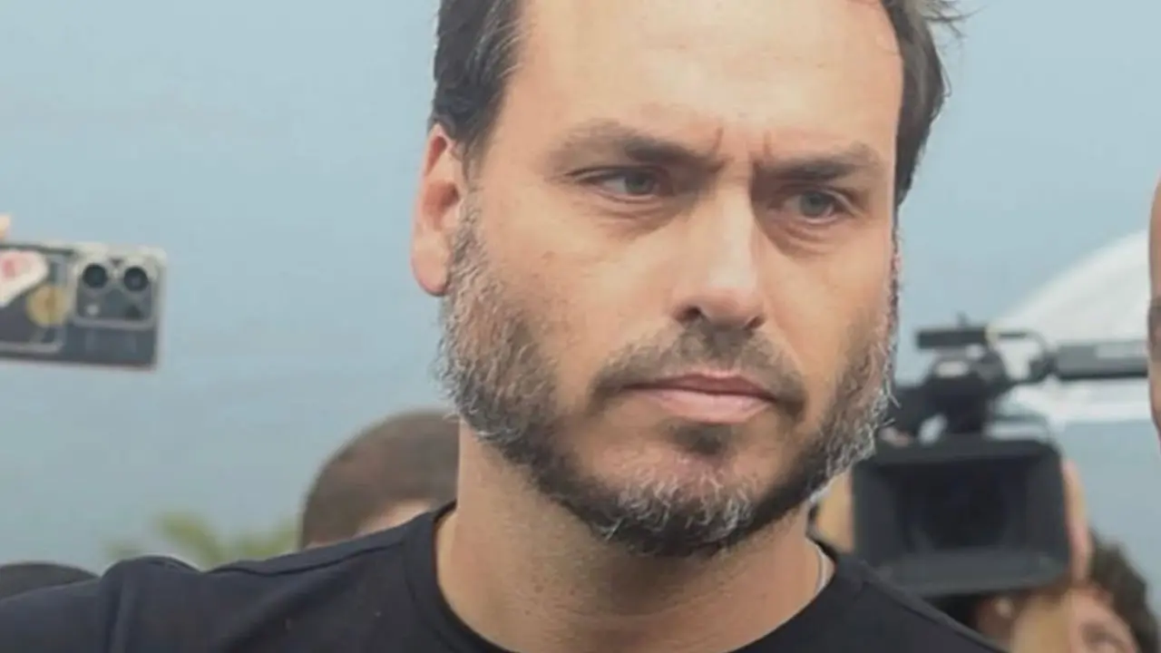 Carlos Bolsonaro atualiza saúde de Jair Bolsonaro e defesa solicita prisão domicilia