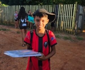 Projeto Conexão do Bem distribui kits escolares e ajuda 200 crianças