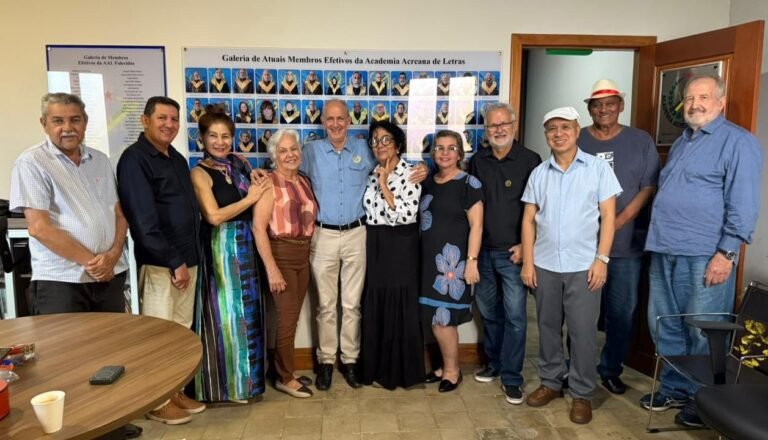 O novo presidente da AAL, professor Dr. José Dourado de Souza, ao lado da vice-presidente, professora Edir Figueira Marques, do segundo vice-presidente, professor Dr. Coracy Saboia, e demais membros da diretoria eleita, que conduzirá a instituição até 2028.