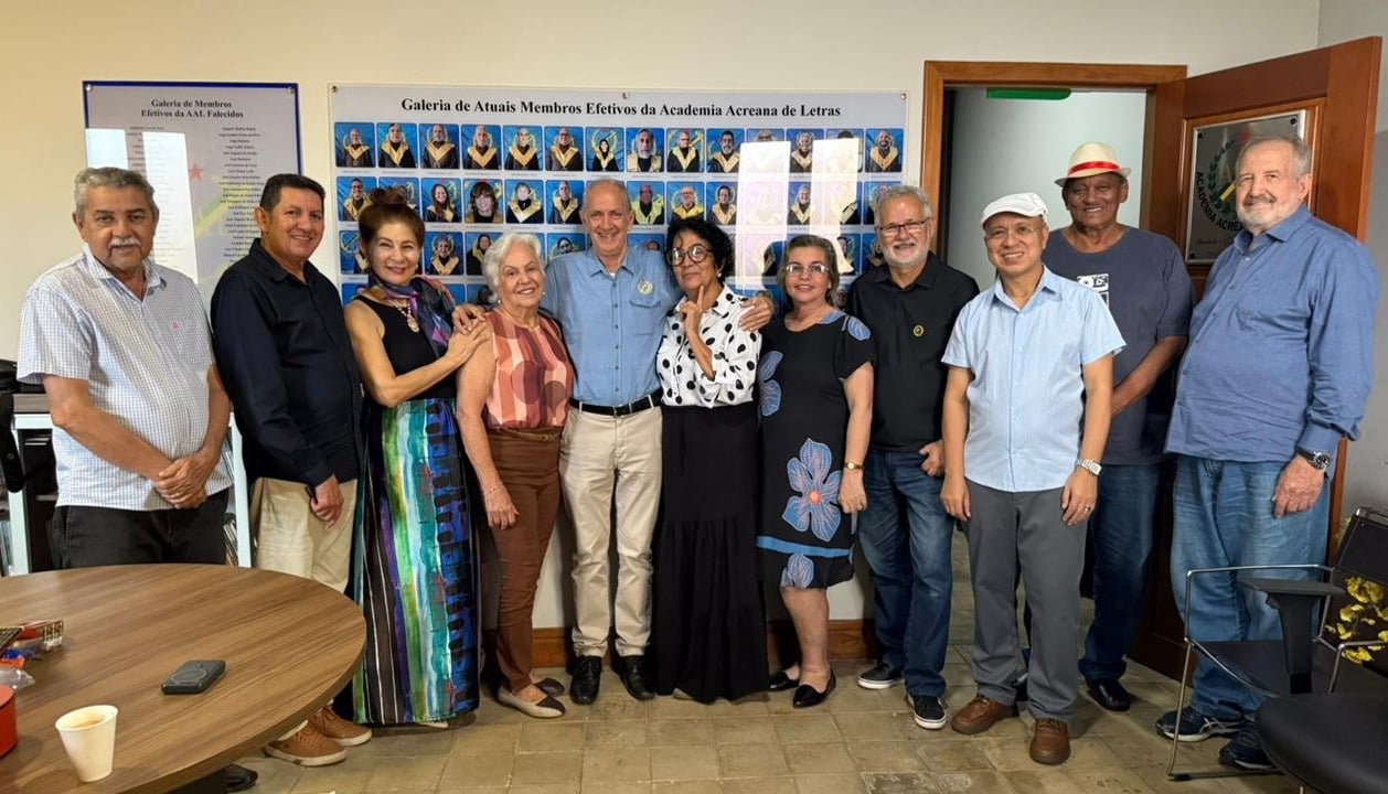 O novo presidente da AAL, professor Dr. José Dourado de Souza, ao lado da vice-presidente, professora Edir Figueira Marques, do segundo vice-presidente, professor Dr. Coracy Saboia, e demais membros da diretoria eleita, que conduzirá a instituição até 2028.