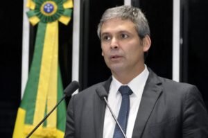 "Brasil não será colônia", diz Lindbergh ao rebater fala de Flávio