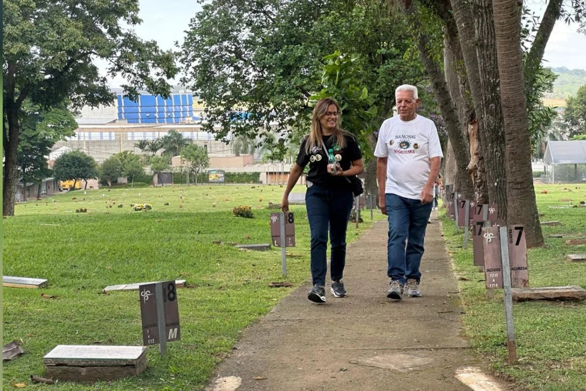 Familiares participam de homenagem aos Mamonas Assassinas no Jardim Bioparque do Cemitério e Crematório Primaveras, em Guarulhos. Na imagem, Grace Alves, irmã de Dinho, e Ito Reoli, pai de Sérgio e Samuel Familiares participam de homenagem aos Mamonas Assassinas no Jardim Bioparque do Cemitério e Crematório Primaveras, em Guarulhos. Na imagem, Grace Alves, irmã de Dinho, e Ito Reoli, pai de Sérgio e Samuel