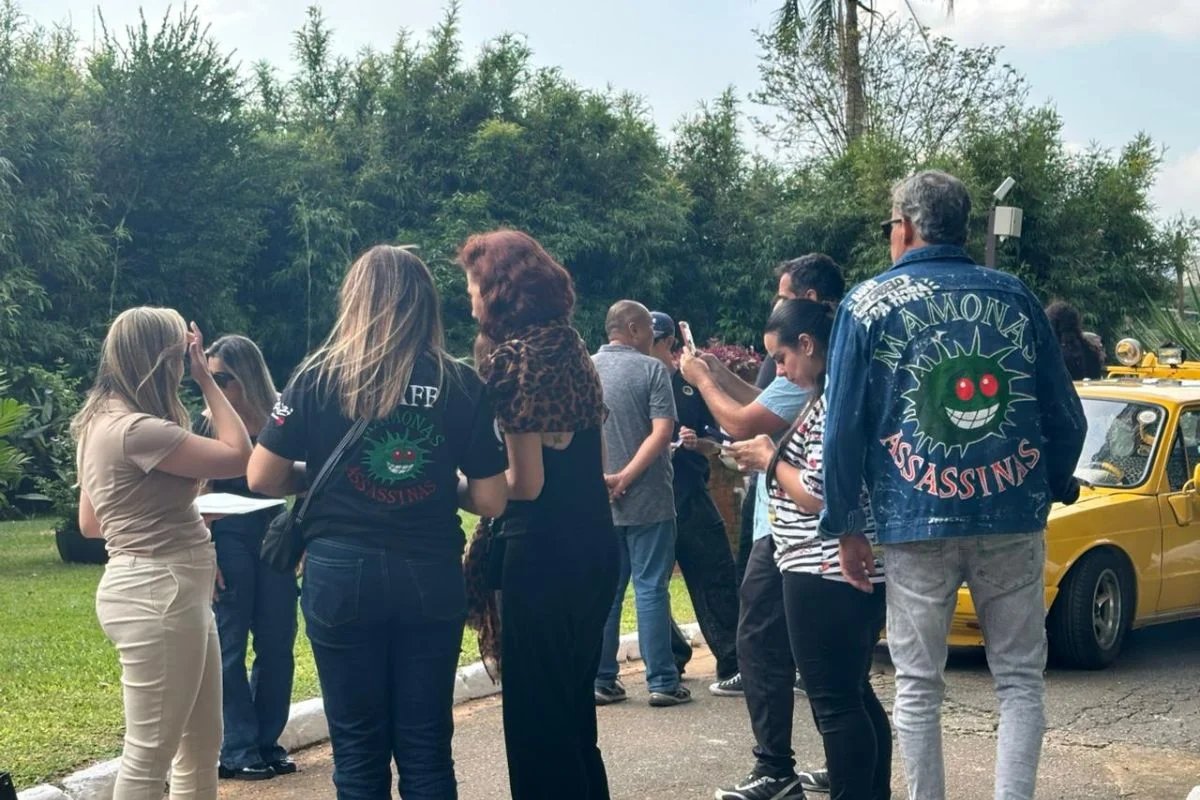 Familiares participam de homenagem aos Mamonas Assassinas no Jardim Bioparque do Cemitério e Crematório Primaveras, em Guarulhos Familiares participam de homenagem aos Mamonas Assassinas no Jardim Bioparque do Cemitério e Crematório Primaveras, em Guarulhos