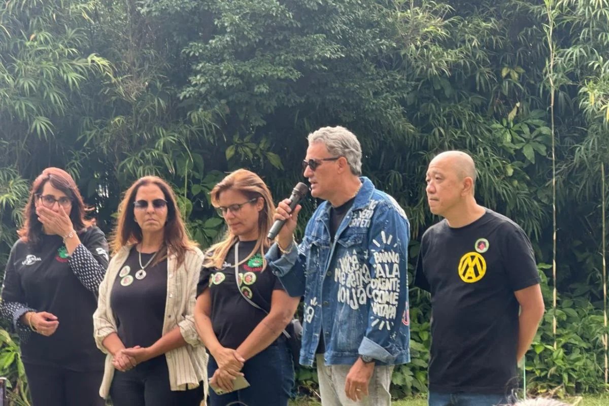 Da esquerda para a direita: Paula, irmã de Júlio, Sueli, irmã de Sérgio e Samuel, Grace, irmã de Dinho, Jorge, primo de Dinho, e Maurício Hinoto, irmão de Bento Da esquerda para a direita: Paula, irmã de Júlio, Sueli, irmã de Sérgio e Samuel, Grace, irmã de Dinho, Jorge, primo de Dinho, e Maurício Hinoto, irmão de Bento