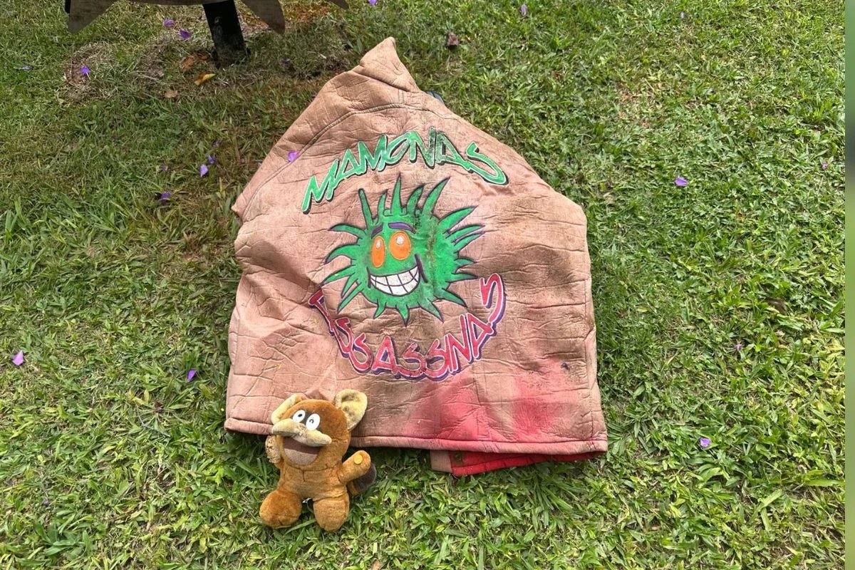 Jaqueta e pelúcia encontradas nos túmulos de Dinho e Bento Hinoto, respectivamente Jaqueta e pelúcia encontradas nos túmulos de Dinho e Bento Hinoto, respectivamente