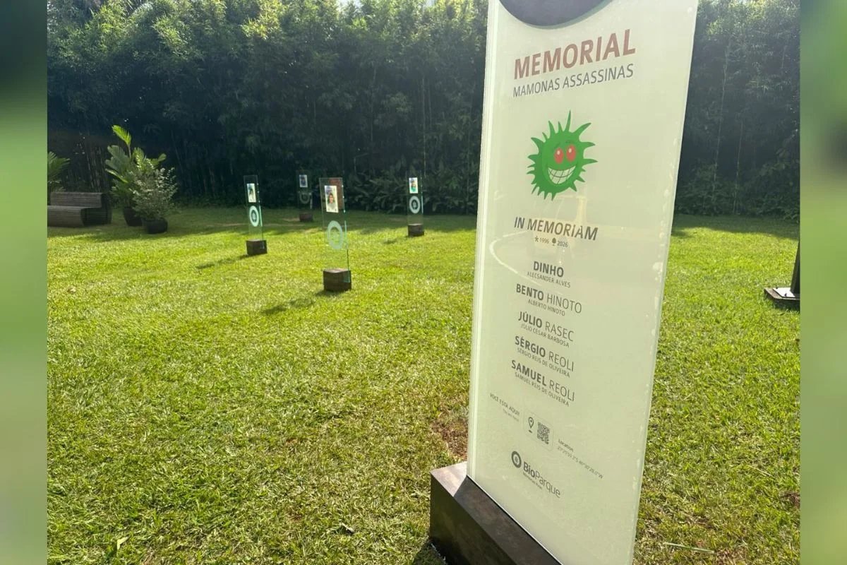 Memorial permanente em homenagem aos Mamonas Asssassinas no Jardim BioParque do Cemitério e Crematório Primaveras, em Guarulhos Memorial permanente em homenagem aos Mamonas Asssassinas no Jardim BioParque do Cemitério e Crematório Primaveras, em Guarulhos