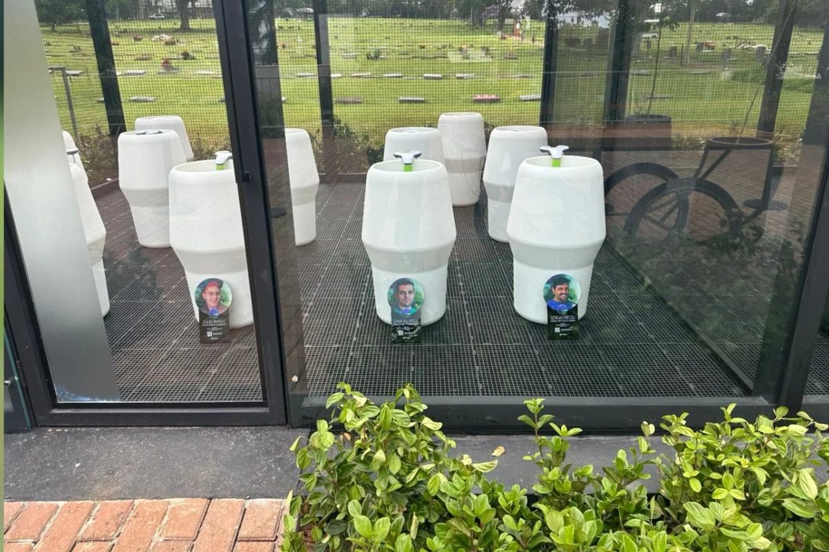 Homenagem aos Mamonas Assassinas no Jardim Bioparque do Cemitério e Crematório Primaveras, em Guarulhos Homenagem aos Mamonas Assassinas no Jardim Bioparque do Cemitério e Crematório Primaveras, em Guarulhos