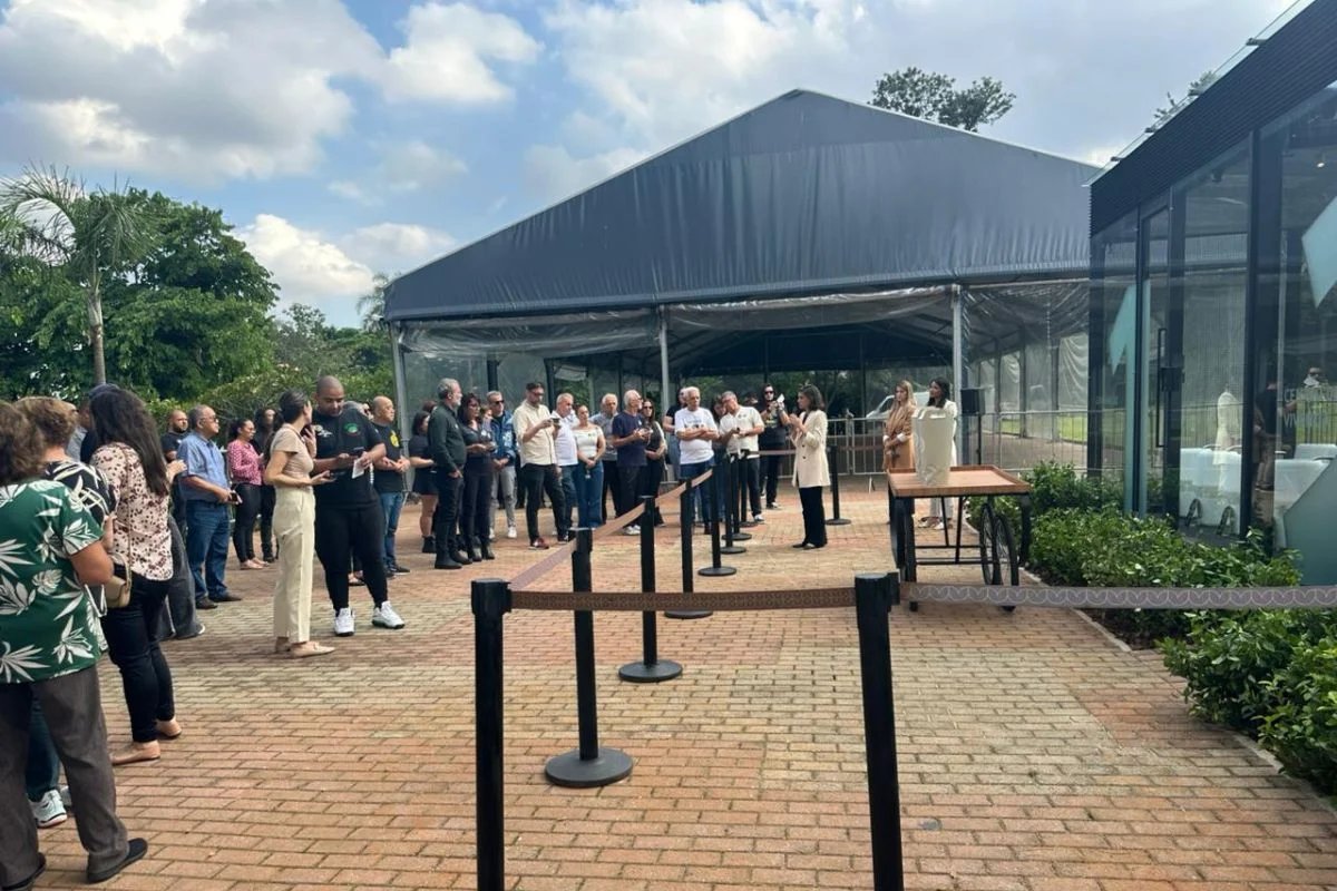 Familiares participam de homenagem aos Mamonas Assassinas no Jardim Bioparque do Cemitério e Crematório Primaveras, em Guarulhos Familiares participam de homenagem aos Mamonas Assassinas no Jardim Bioparque do Cemitério e Crematório Primaveras, em Guarulhos
