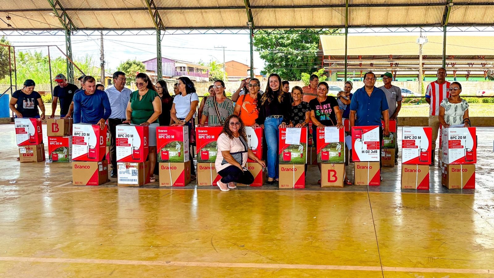 Produtores rurais de Vila Campinas recebem motobombas e pulverizadores costais adquiridos com mais de R$ 100 mil destinados pelo mandato parlamentar.