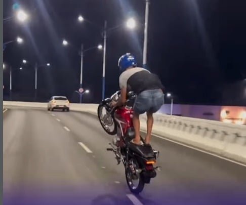 Motociclista empina moto em elevado recém-inaugurado