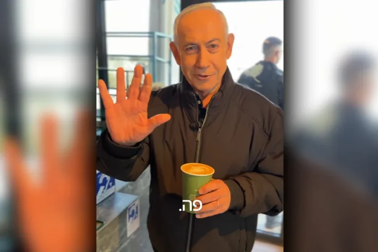 Netanyahu ironiza boatos de morte nas redes e aparece em vídeo tomando café