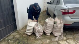 O carro chamou atenção dos militares pela atitude suspeita dos ocupantes