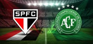 Jogador do São Paulo comemora a vitória do São Paulo hoje contra a Chapecoense no Canindé pelo Brasileirão.