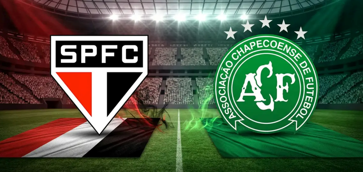 Jogador do São Paulo comemora a vitória do São Paulo hoje contra a Chapecoense no Canindé pelo Brasileirão.