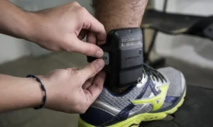 Projeto prevê uso imediato de tornozeleira para agressores de mulheres