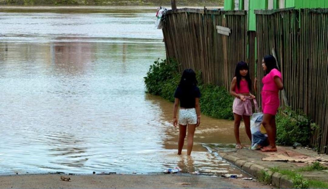 Rio Acre ultrapassa cota de transbordo e Defesa Civil deve iniciar retirada de famílias