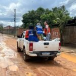 AÇÃO DA PREFEITURA Prefeitura entrega kits de limpeza para famílias atingidas por enxurrada