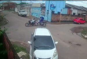 Sem prestar socorro, motociclista foge após atingir homem em bairro da capital