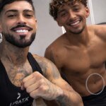 Jogador do Botafogo sofre ataques homofóbicos após foto com piercing no umbigo