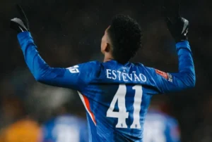 O Stamford Bridge testemunhou, no último sábado (04/04), por que o Chelsea investiu pesado no talento de Estêvão. Em sua segunda partida após se recuperar de uma lesão na coxa esquerda, o brasileiro foi o motor da vitória por 7 x 0 contra o Port Vale, garantindo a vaga dos Blues na semifinal da Copa da Inglaterra.