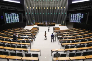 PL amplia bancada na Câmara e Podemos registra maior salto proporcional