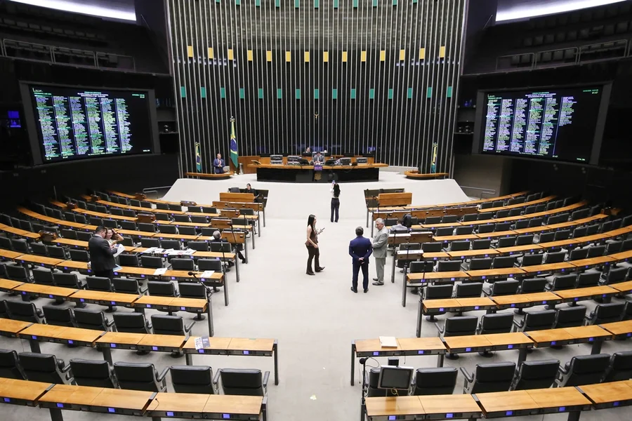 PL amplia bancada na Câmara e Podemos registra maior salto proporcional