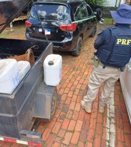 PRF apreende 240 litros de produtos tóxicos em táxi na BR-317; entenda