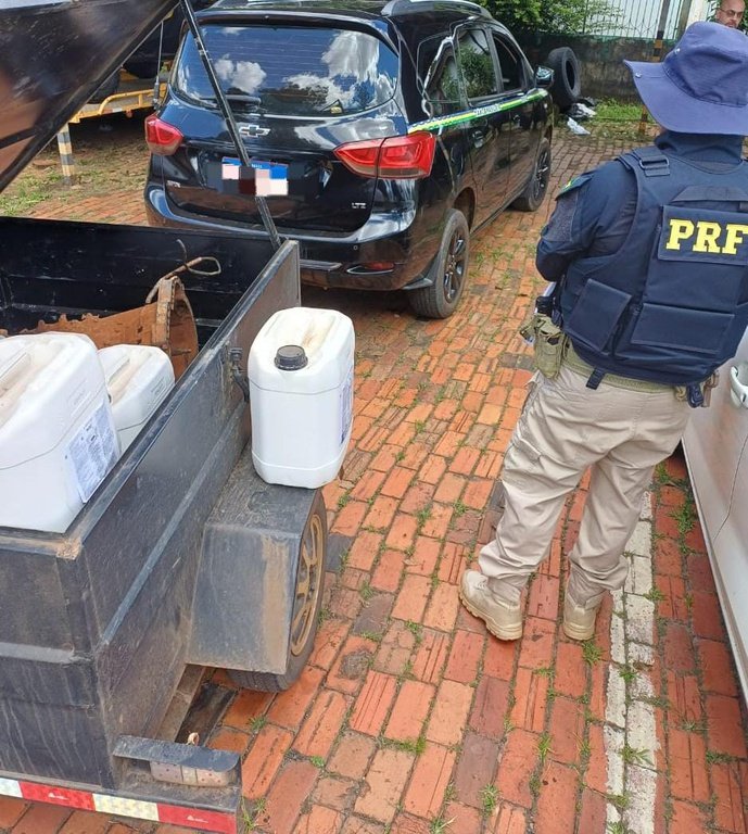 PRF apreende 240 litros de produtos tóxicos em táxi na BR-317; entenda