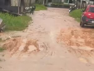 Ruas viram lamaçal e moradores cobram ação urgente da prefeitura em Tarauacá