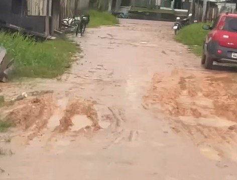 Ruas viram lamaçal e moradores cobram ação urgente da prefeitura em Tarauacá