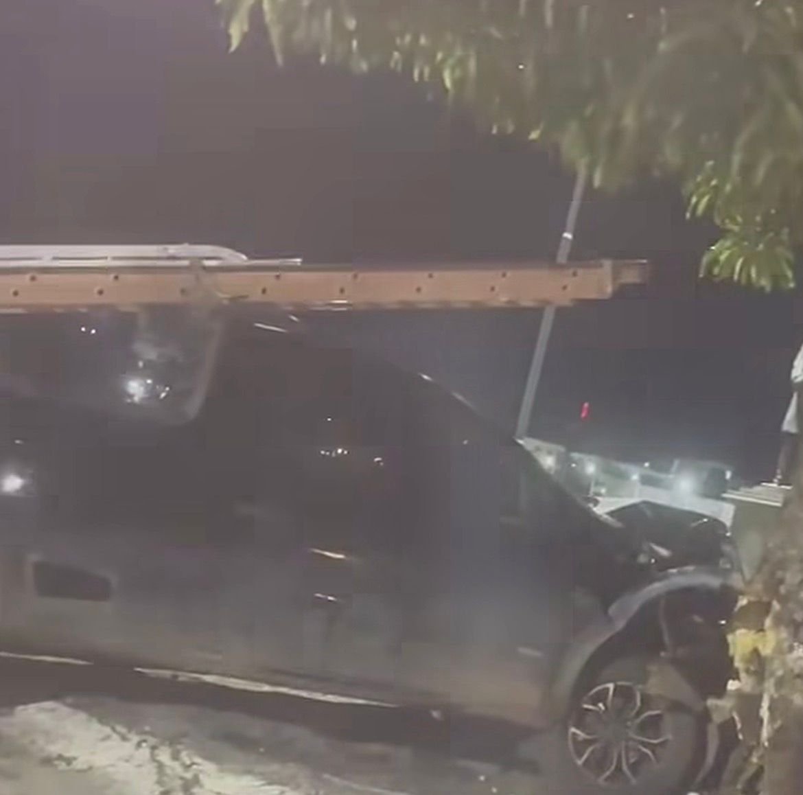 Carro colide contra árvore na região da Gameleira nesta madrugada