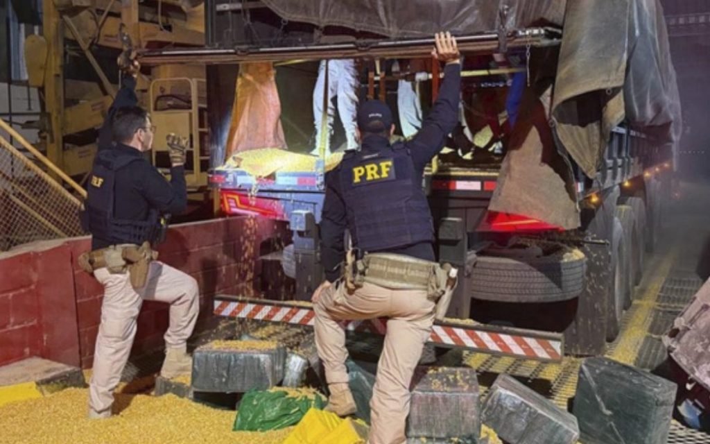 PRF realiza maior apreensão de cocaína do ano em carga de milho na BR-364