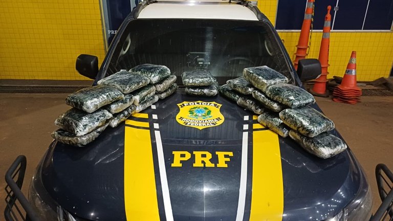 Ônibus que viajava de Rio Branco para Brasília é parado com 22 tabletes de droga