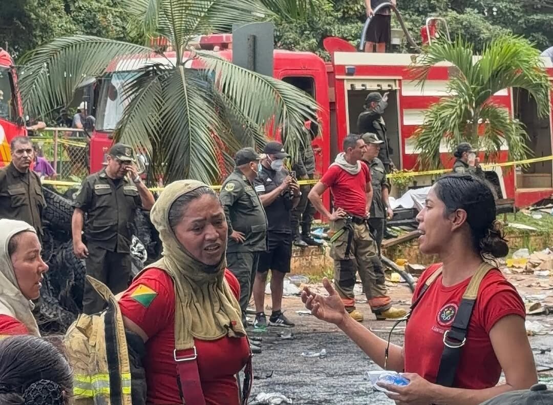 Influenciador registra combate a incêndio de grandes proporções na Bolívia