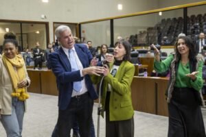 Mauro Pinheiro arranca microfone de vereadora do PT e gera tumulto