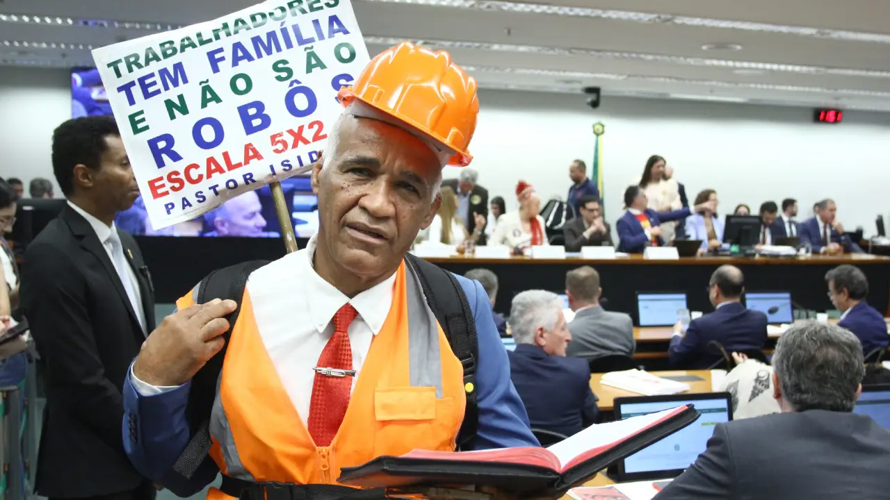 Pastor diz que fim da escala 6×1 dará tempo para “fazer sexo em paz”