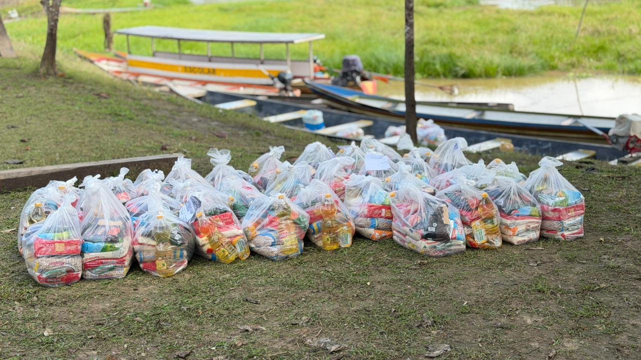 Cruzeiro do Sul entrega cestas às famílias da cheia no Lago Tapiri