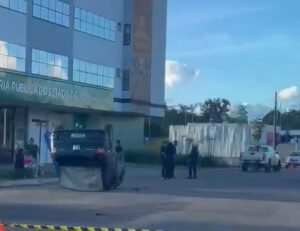 Carro capota em frente à Defensoria Pública e mobiliza polícia
