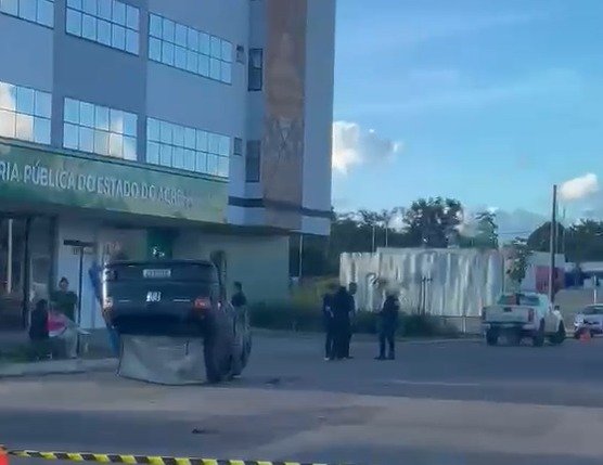 Carro capota em frente à Defensoria Pública e mobiliza polícia