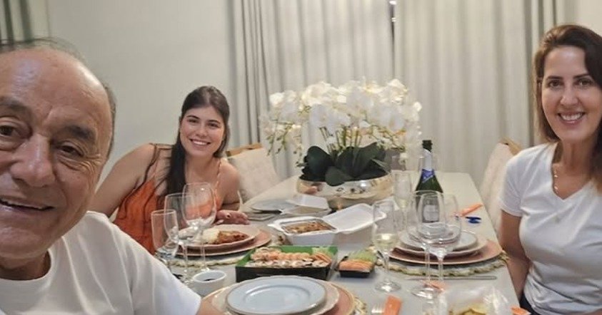 Bocalom celebra aniversário de 73 anos ao lado da esposa e neta