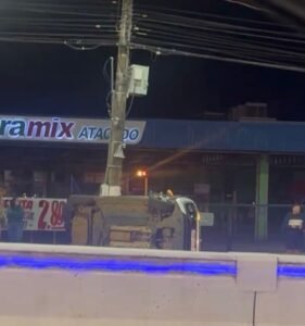 Urgente: Carro tomba na Avenida Ceará logo após descida de elevado