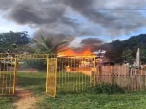 Incêndio consome imóvel de madeira e mobiliza vizinhos no interior do Acre